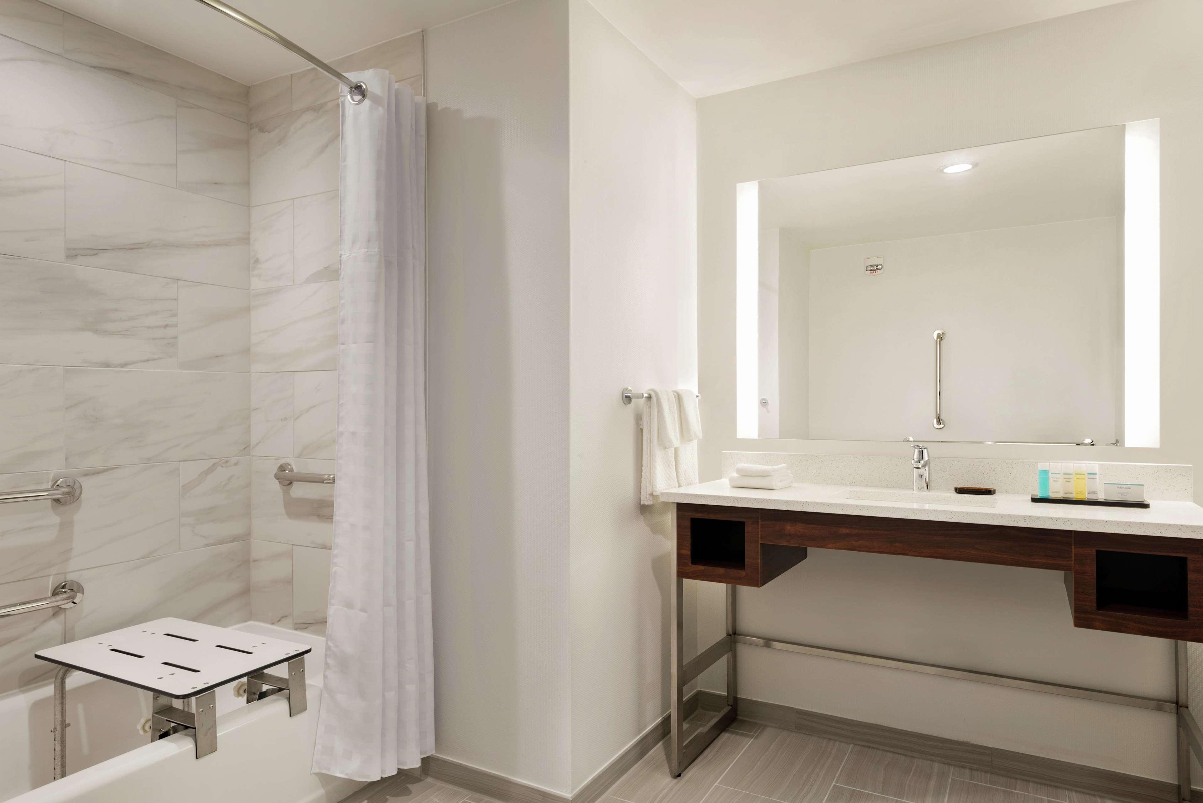 Hotel Embassy By Hilton Indianapolis Conv Ctr