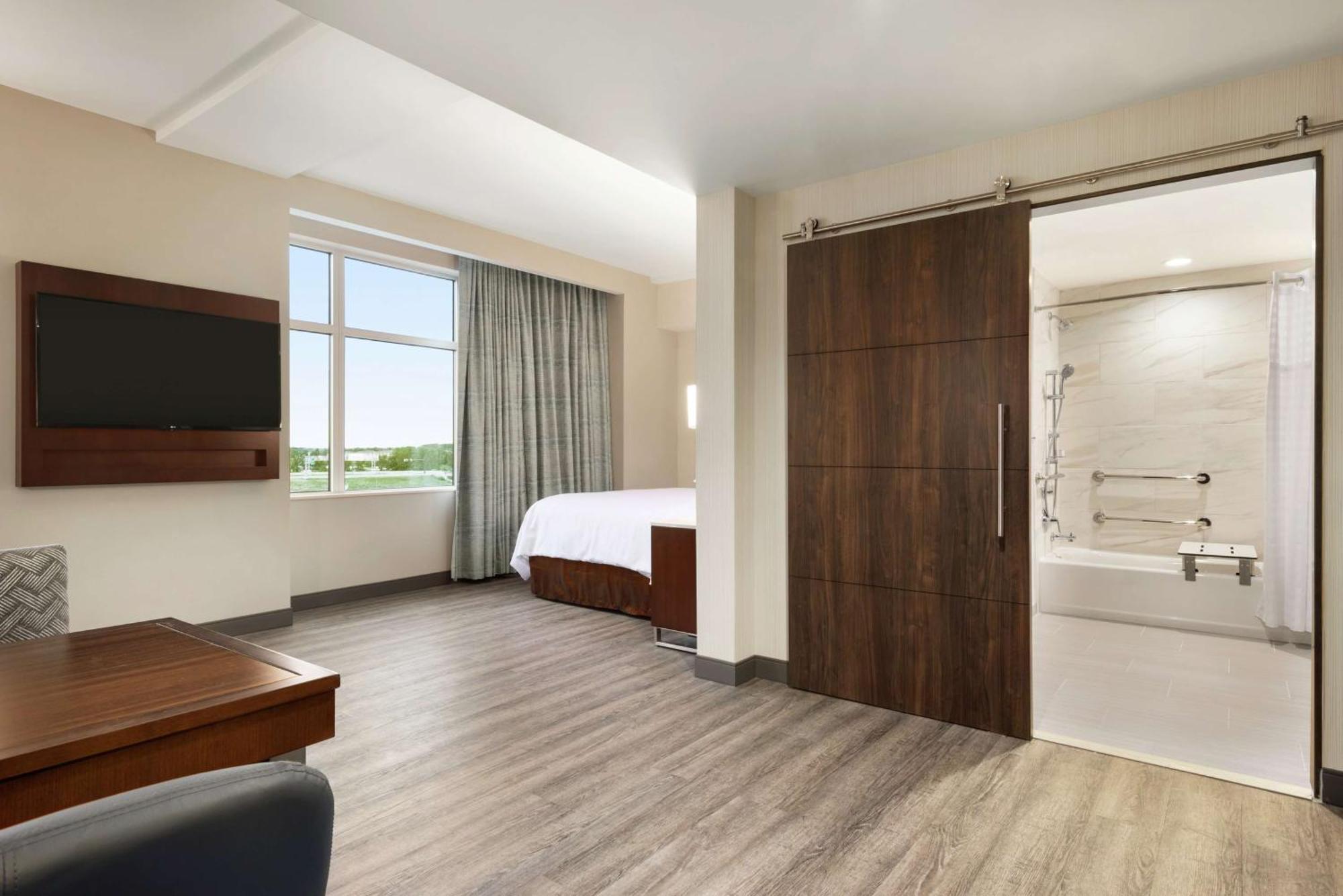 Hotel Embassy By Hilton Indianapolis Conv Ctr 4*