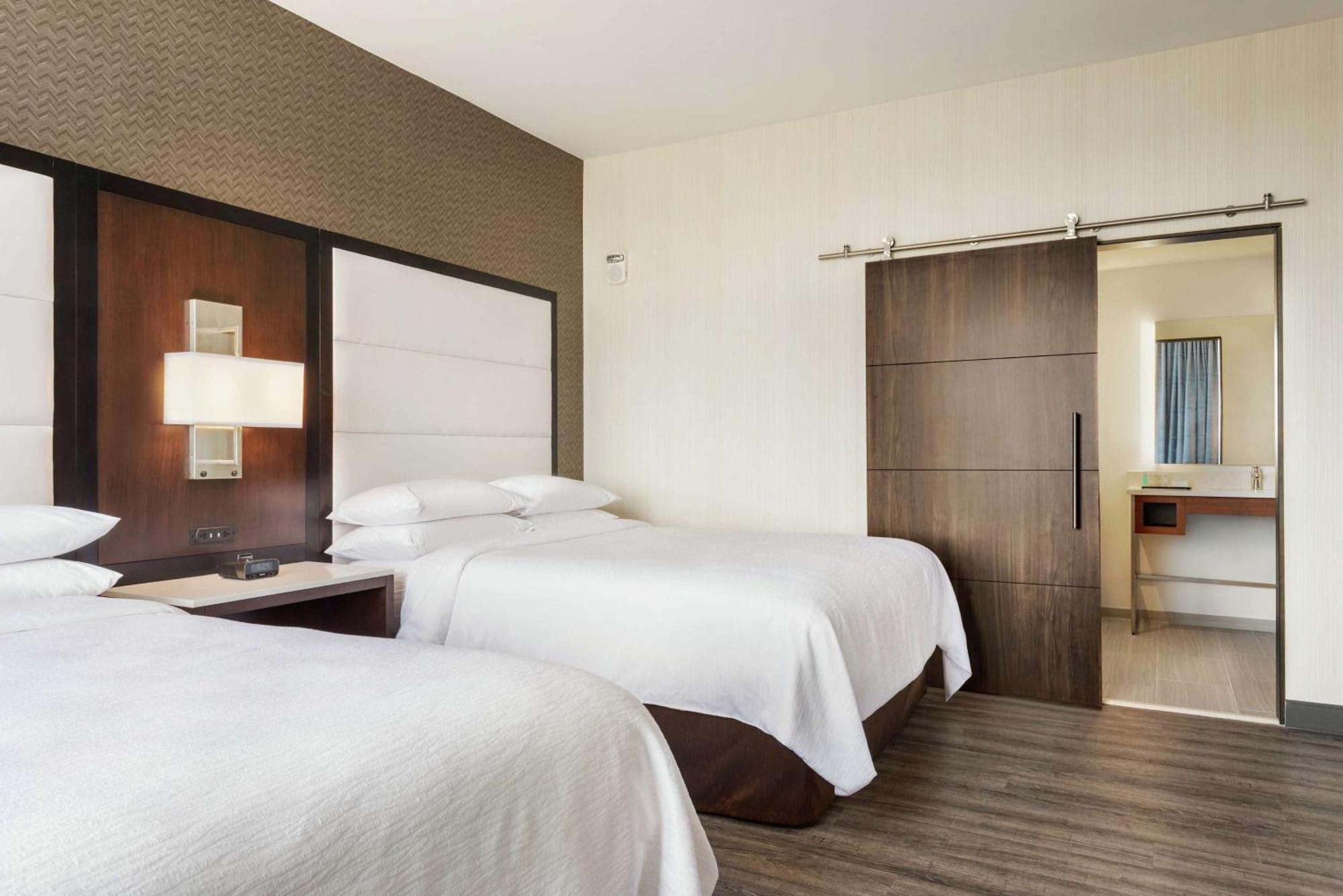 Hotel Embassy By Hilton Indianapolis Conv Ctr 4*