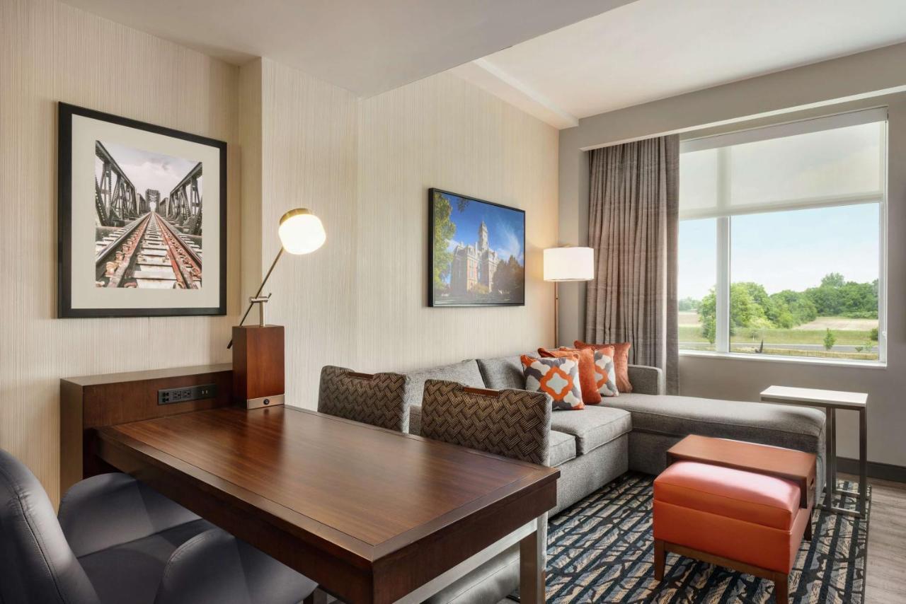 Hotel Embassy By Hilton Indianapolis Conv Ctr 4*